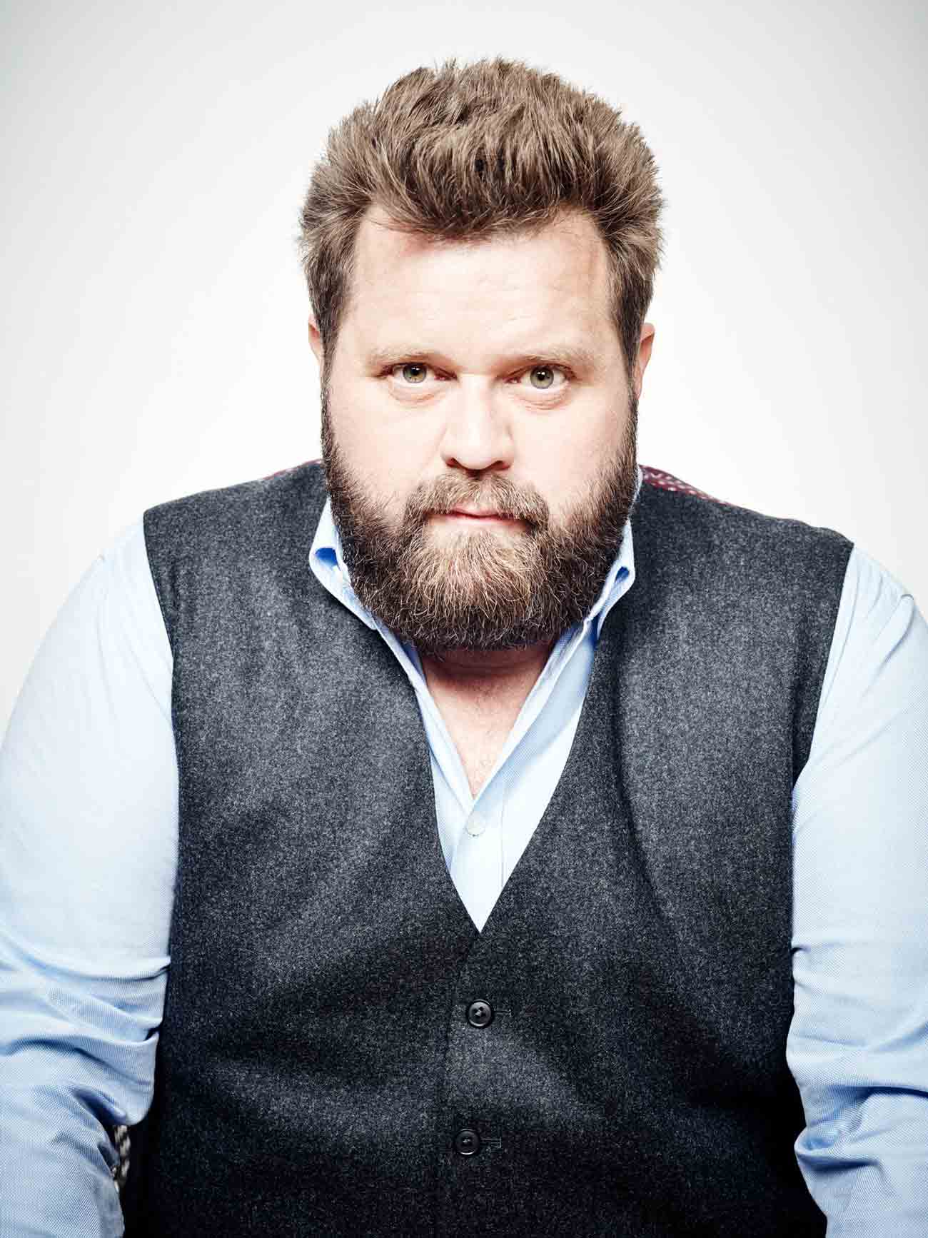 Antoine Monot intensives Portrait mit Weste - direkter Blick