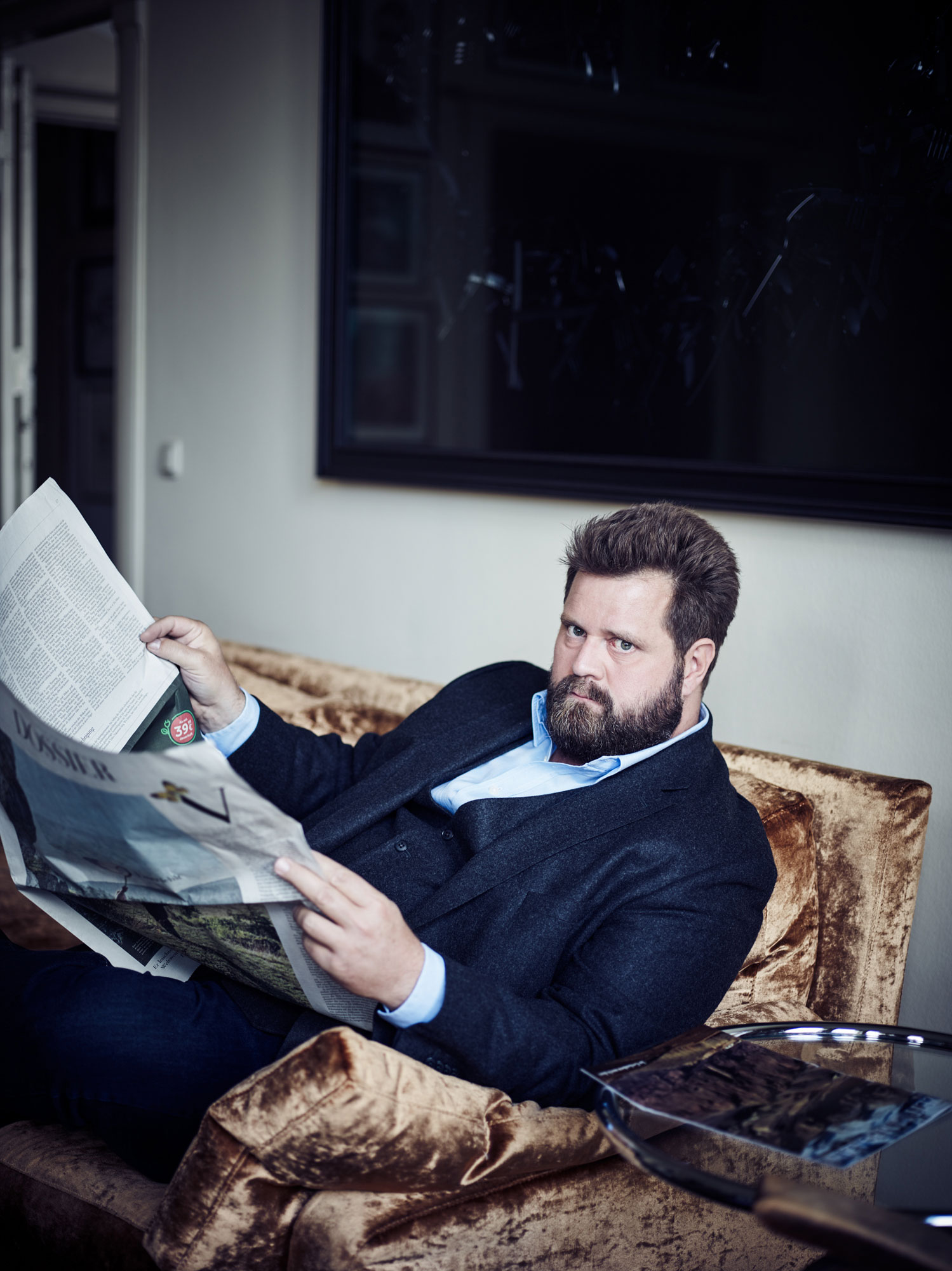 Antoine Monot beim Zeitunglesen - situatives Portrait in eleganter Umgebung