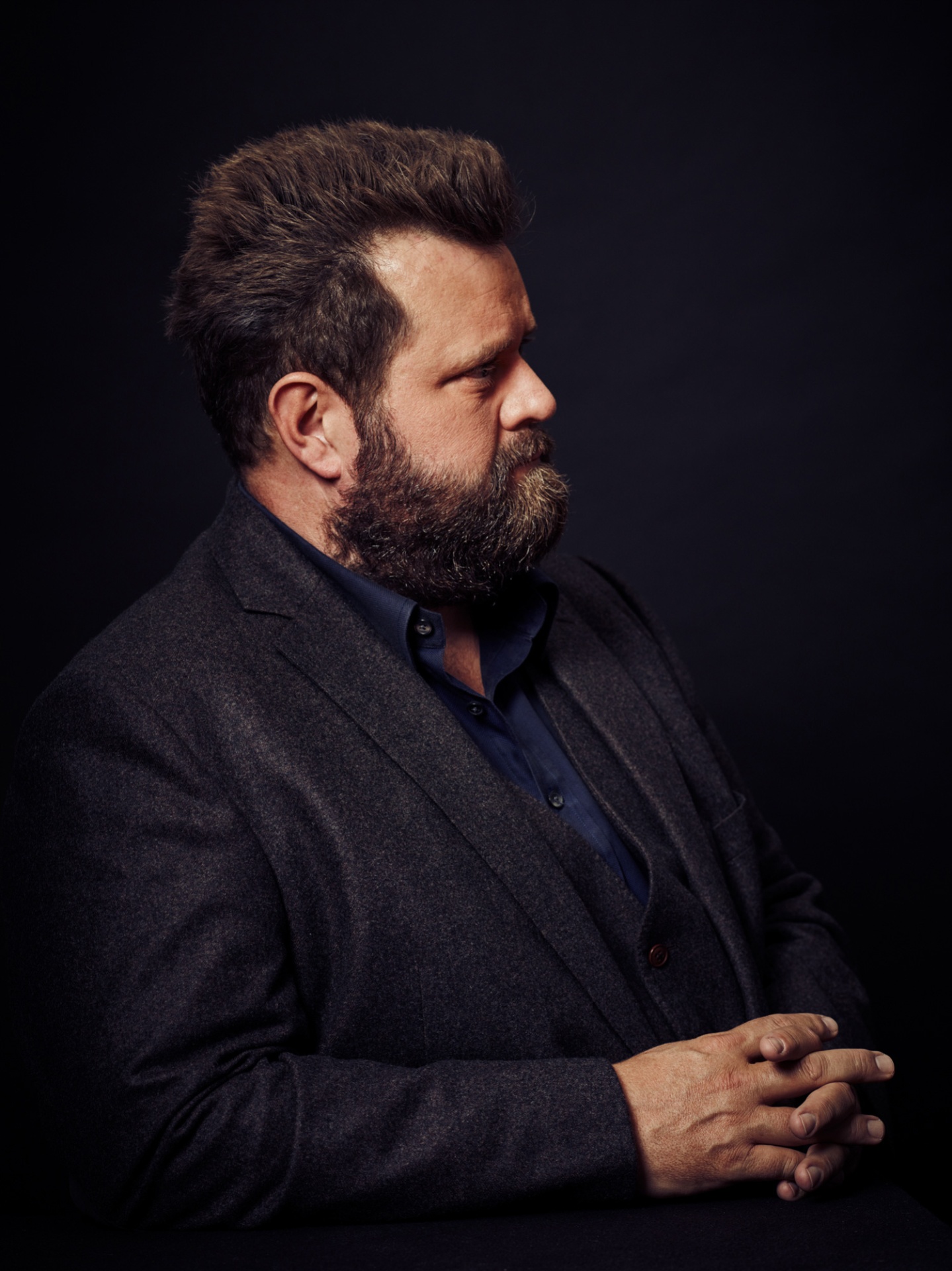 Antoine Monot nachdenkliches Profilportrait - seitlicher Blick mit dramatischer Beleuchtung